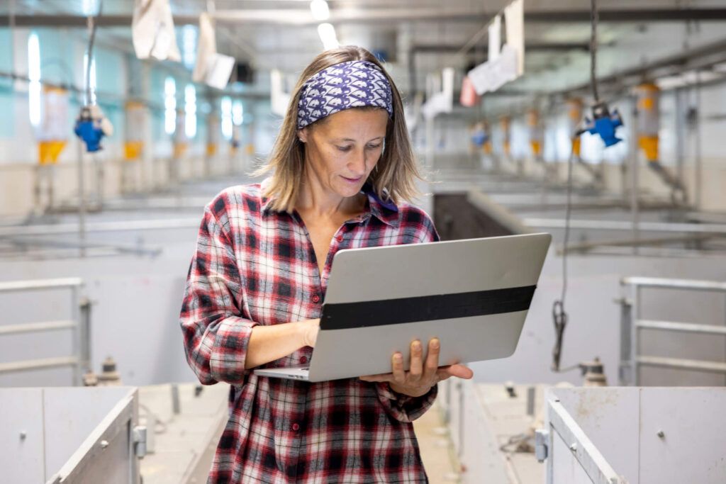 A business owner with a small fleet is able to review the analytics from her fleet fuel card and track her drivers.