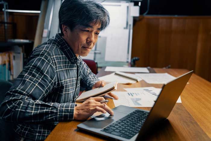 A business owner reviews fuel card data of his fleet drivers in real-time from his computer.